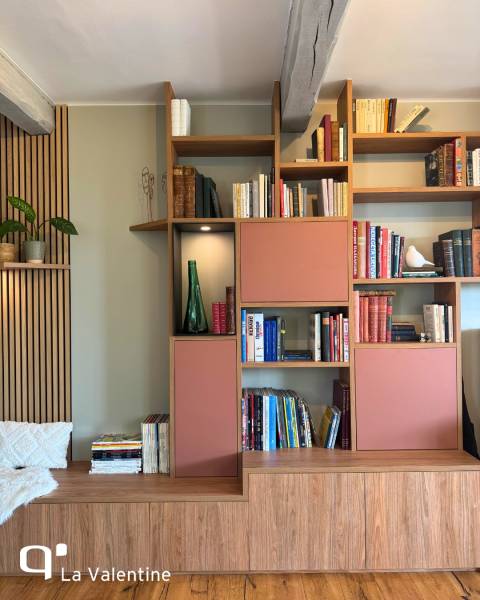 Bibliothèque sur mesure terracotta et bois avec un coin lecture et l'intégration d'un piano à Saint Maximin