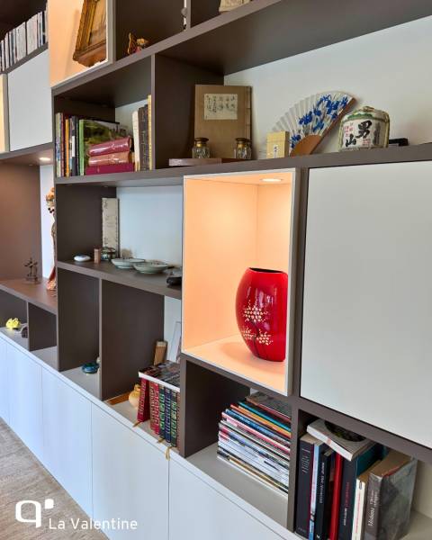 Une bibliothèque sur mesure avec des niches éclairées et une composition graphique sur mesure à Marseille 13009