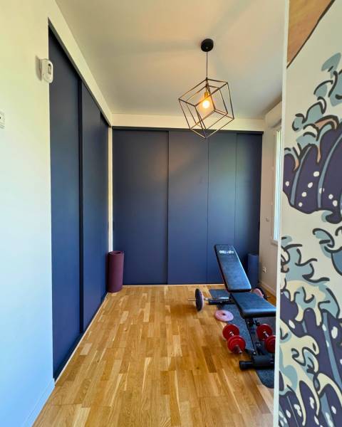 Dressing d'angle sur mesure bleu indigo avec portes coulissantes à Marseille 13012