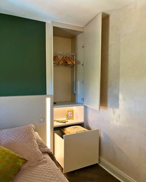 Tête de lit sur-mesure avec éclairage et chevets intégrés à Quadro Marseille La Valentine