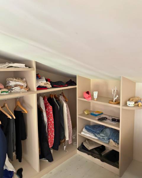 Dressing sous-pente sur mesure pour une chambre en mezzanine à Aix en Provence