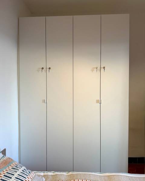 Conception de ce dressing sur mesure avec système de fermeture à clé sur chaque porte à Marseille