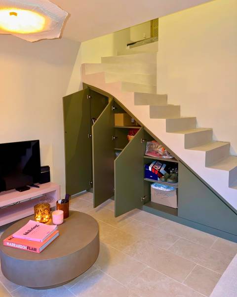 Sous-escalier sur-mesure pensé pour le rangement quotidien sans encombrer le séjour à Allauch