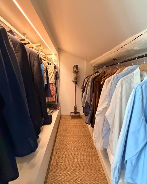 Mini dressing ouvert en sous-pente avec bandeau LED près d'Aix-en-Provence