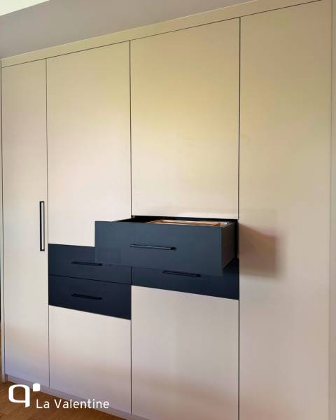 Dressing en angle beige et noir avec poignées fines et épurées à Marseille 5ème