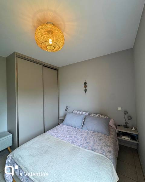 Dressing sur mesure avec deux tables de chevets sur les côtés du lit à Marseille 11ème