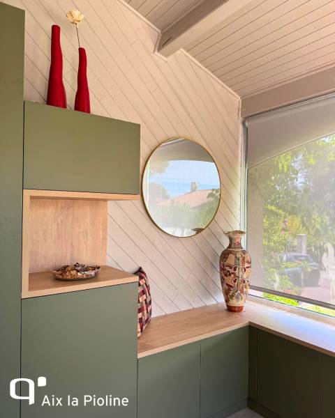 Réalisation d'un meuble d'entrée sur mesure avec banquette intégrée vert et bois à aix en provence