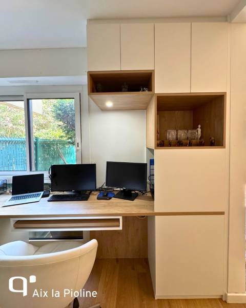 Meuble TV prolongeant un coin home office sur mesure signé Quadro Aix La Pioline