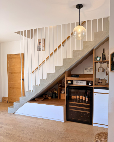 Un sous-escalier transformé en espace de vie sur mesure à Aix La Pioline