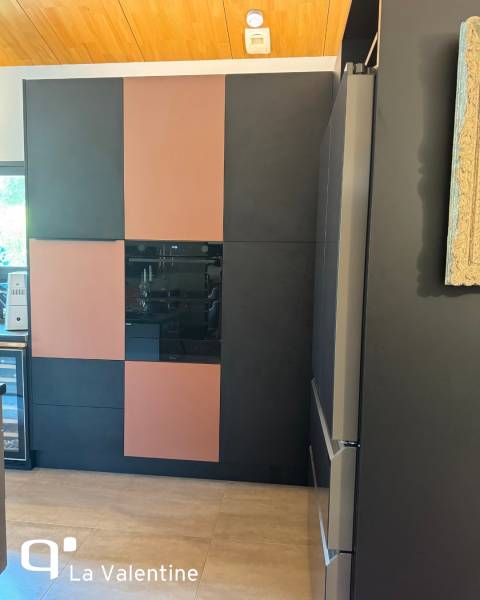 Cuisine ouverte sur mesure noir et terracotta avec rangement autour à Saint Maximin