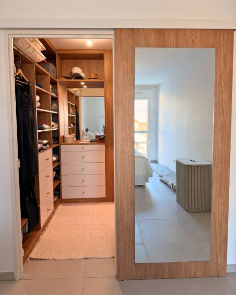 Dressing en U sur mesure avec porte coulissante et miroir à Marseille
