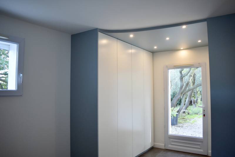 Conception d’un dressing sur mesure au couleur bleu méditerranéenne au sein d’une chambre parental près de Marseille en Penne-sur-Huveaune