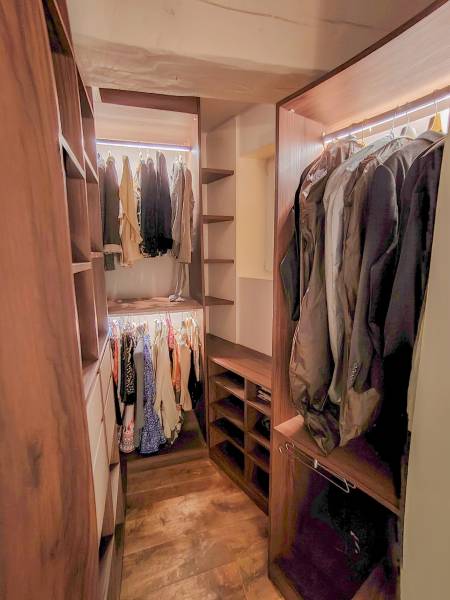 Optimisation de l'espace et Éclairage Subtil pour un dressing sur mesure dans le secteur de Grambois proche de Pertuis