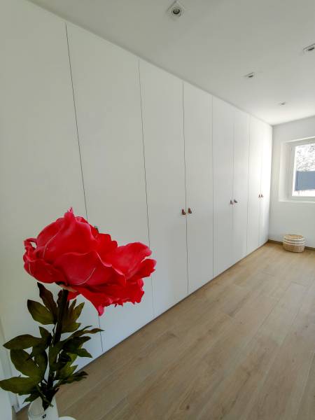 Optimiser le Rangement de votre chambre avec un dressing sur mesure à Eguilles vers Aix en Provence.
