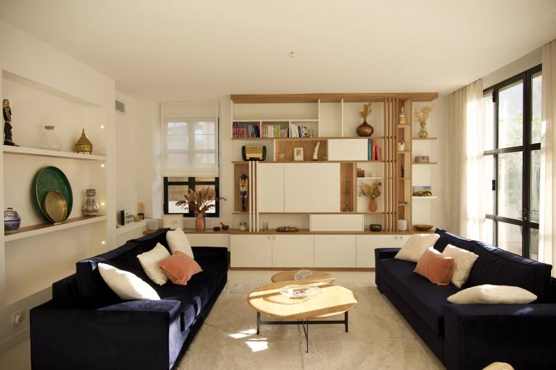 Un mur bibliothèque esthétique et multifonction avec TV caché dans les tons bois et blanc à Marseille 13012