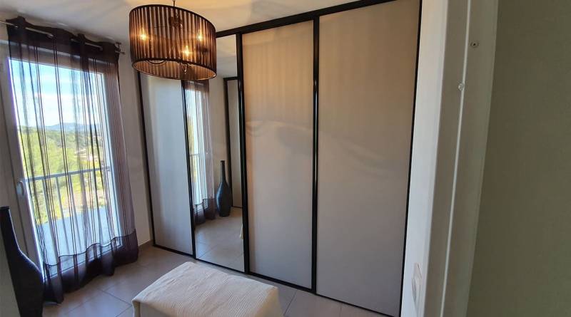 Tendance chic et déco : le dressing ouvert et organisé proposé par Quadro La Valentine