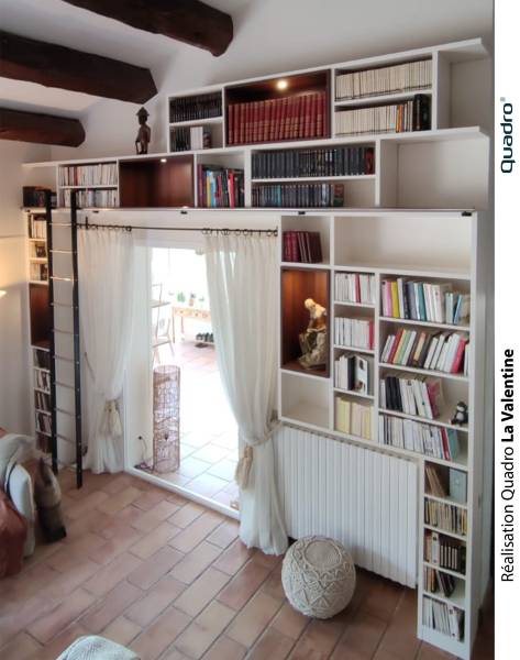 Bibliothèque au-dessus d'une porte