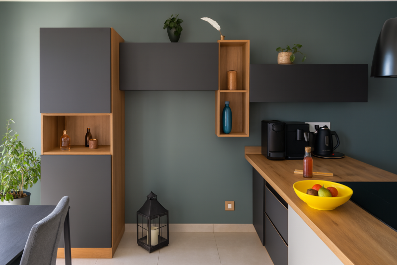 Complément de cuisine sur-mesure gris et bois installé aux 3 Lucs Marseille 13012